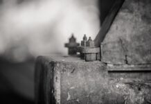 Jak wyregulować zamykające się drzwi? Jak wyregulować zamykające się drzwi?