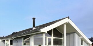 Czym najlepiej pomalować stół drewniany na zewnątrz?