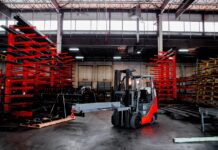 Układnica magazynowa jako „strażnik grawitacji” – ukryte wyzwania pracy w trójwymiarowej logistyce układnica magazynowa